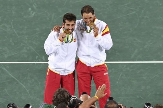Nadal dan Marc Lopez dg medali emas ganda putra olimpiade 2016. (Martin Bernetti/AFP)