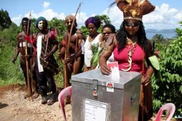 Masyarakat Papua memberikan suara dalam konstestasi elektoral. Foto: AFP melalui kompas.com