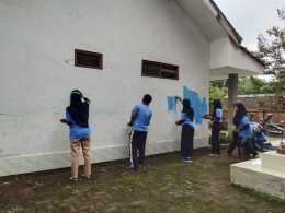 Gambar 1: Foto Perbaikan Fasilitas Umum oleh Mahasiswa KKN melalui kegiatan pengecatan POSKESDES Desa Ngembat Kecamatan Gondang Kabupaten Mojokerto (dokpri)