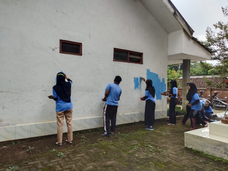 Gambar 1: Foto Perbaikan Fasilitas Umum oleh Mahasiswa KKN melalui kegiatan pengecatan POSKESDES Desa Ngembat Kecamatan Gondang Kabupaten Mojokerto (dokpri)