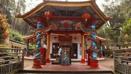 Vihara Dewi Kuan In sebagai tempat ibadah warga Tionghoa dan tempat wisata spiritual di Desa Balesari