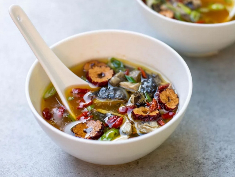 Sup Ayam Herbal Cina. Sumber: https://www.seriouseats.com/silkie-chicken-soup 