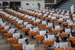 Peserta sedang menjalani proses tes masuk CPNS di Surabaya, Selasa (22/9/2020). Foto: AFP/JUNI KRISWANTO via Kompas.com