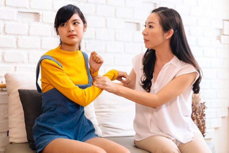 Toxic parents bisa berdampak negatif pada perkembangan anak. Toxic parent terkadang tidak bisa dideteksi oleh orang luar karena penampakan orangtua dan keluarga ini bisa saja tampak baik-baik (Twinsterphoto via KOMPAS.com)