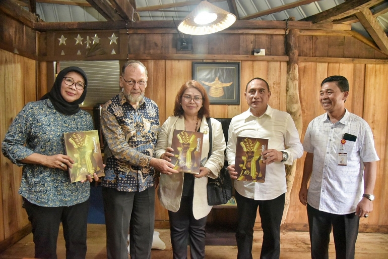 P. Johannes M. Hammerle, OFMCap bersama Gubernur Sumatra Utara dan Dinas Pariwisata Prov. Sumut [Sumber: MedanMerdeka.com]