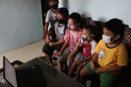 Sosialisasi Video Edukasi Pedoman Gizi Seimbang Bersama Anak-Anak Desa Maindu/Dokpri