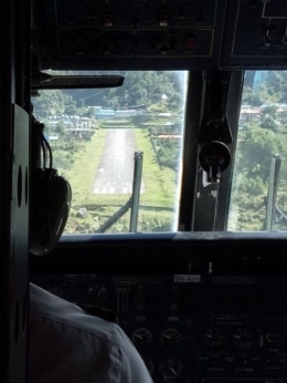landasan yang pendek terlihat dari cockpit pesawat : foto dokumentasi pribadi 