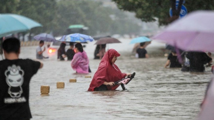 Warga Zhengzhou terjebak banjir yang berketinggian setara pinggang orang dewasa (BBC:Gettyimages)