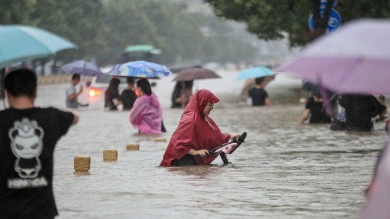 Warga Zhengzhou terjebak banjir yang berketinggian setara pinggang orang dewasa (BBC:Gettyimages)