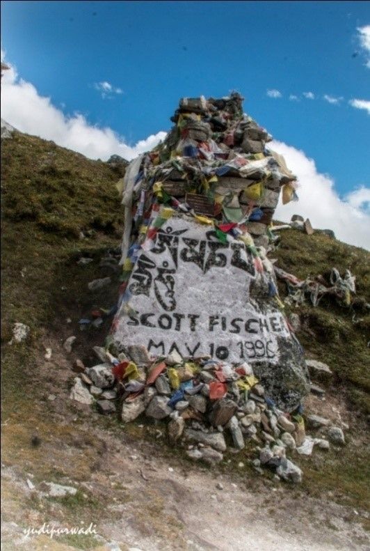 Monumen in memoriam Scott Fischer : foto dokumentasi pribadi 