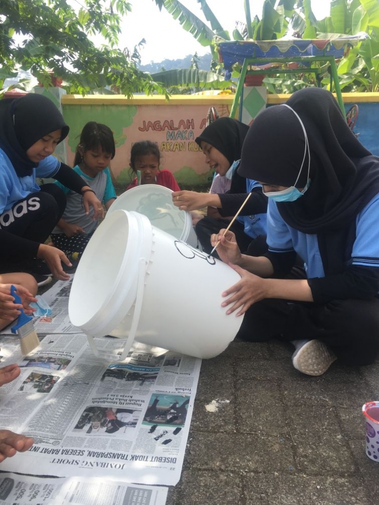 Gambar 2 Mahasiswa KKN menggambar pola di bak sampah