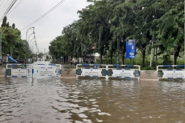 Sunga Banjir Kanal Timur meluap mengakibtakan banjir ( foto Kompas.com)