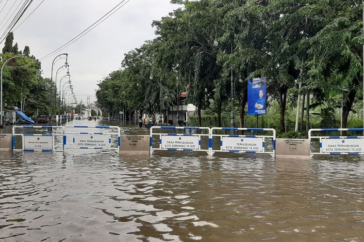 Sunga Banjir Kanal Timur meluap mengakibtakan banjir ( foto Kompas.com)