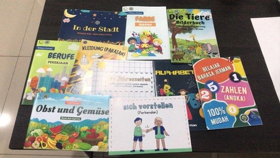 Foto: Hasil 10 buku binaan karya mahasiswa KKN Tematik UM Jaticempaka Bahasa Jerman yang sudah dicetak