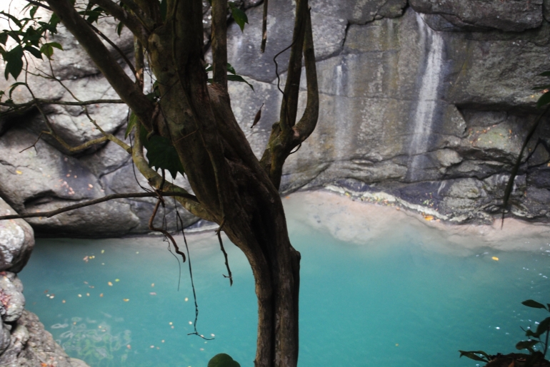 Contoh dari warna kolam di sungai Orotonggo yang dalam | Dokumentasi Tiwu Pere