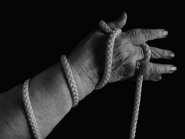 Ilustrasi : tangan keriput nenek via pixbay