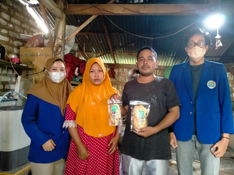 Foto bersama pemilik UMKM keripik tempe di Desa Teja Timur-Pamekasan (Dokpri)
