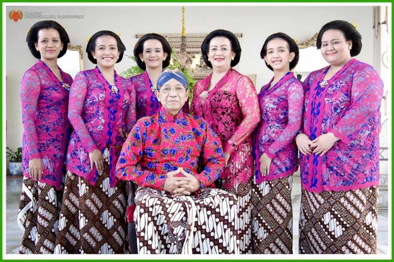 Sri Sultan Hamengku Buwono Ka10 bersama Permaisuri, GKR Hemas dan kelima puteri. Sumber: kratonjogja 
