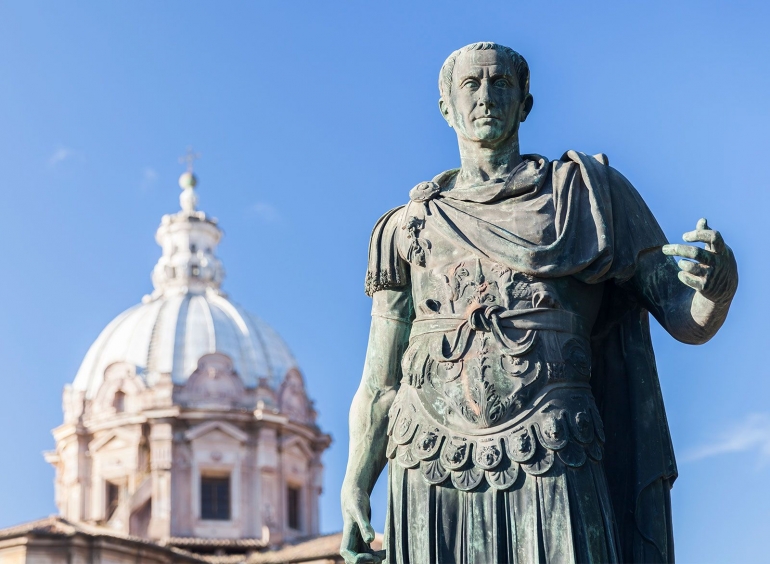 Statue Julius Caesar di Roma, Italia. Sumber: Brittanica.com         