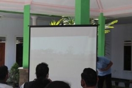 Menyaksikan video profil desa bersama kepala Desa Suwaru beserta jajaranya