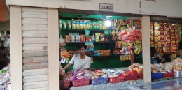 Pedagang Junk Food yang terdampak masa PPKM Darurat di Pasar Jaya Ciracas Jakarta Timur
