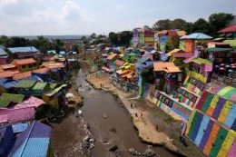 Wisata kampung warna warni di tepi aliran Sungai Brantas kota Malang, Jawa Timur. KOMPAS IMAGE/TRAVEL KOMPAS
