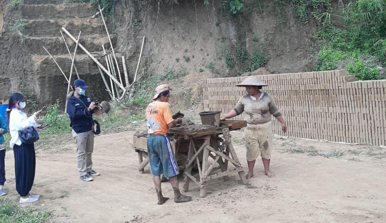 Tim KKN yang Sedang Melakukan Dokumentasi Pengerajin Batu Bata - Dok. KKN UM Desa Purwosekar