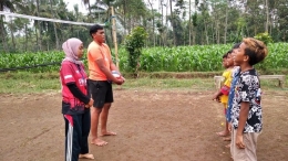 Pelatihan Voli bersama Anak-anak di Desa Dadapan/Dokpri