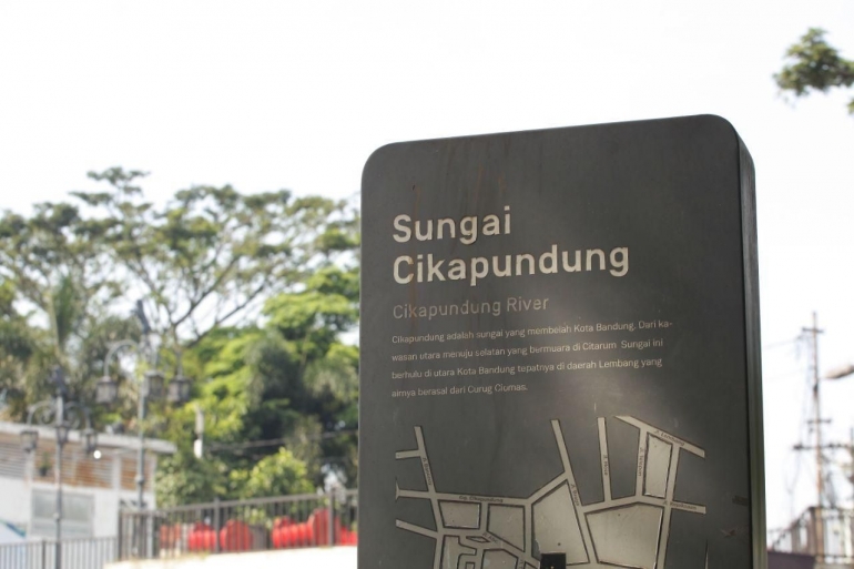 Papan informasi Sungai Cikapundung (Sumber: https://humas.bandung.go.id)