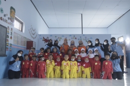 Foto bersama siswa-siswi PAUD dan Taman Kanak-Kanak, guru, serta mahasiswa KKN