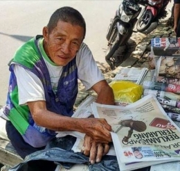                   Pak Edi penjaja koran di perempatan Siliwangi Depok. (Foto: Norman Meoko)