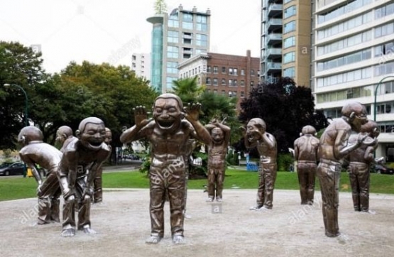 Giant Laughing Statues di Taman English Bay Beach Vancouver | Sumber www.alamy.com