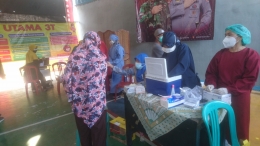 Gambar 1. Pemberian Vaksin pada RW. 018 Desa Wanasari, CIbitung, Bekasi || Sumber: Dokumentasi Pribadi