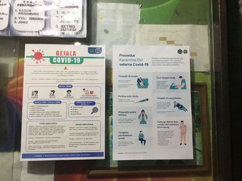 Poster edukasi gejala Covid-19 dan cara isolasi mandiri yang dipasang di pos RT