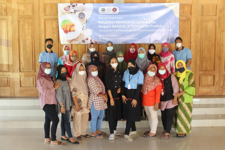 Foto bersama ibu-ibu PKK Desa Dukuh setelah usai kegiatan pelatihan pembuatan Nugget Bekatul (Dokpri)