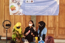 Ibu PKK yang ikut membantu membuat nugget bekatul (Dokpri)