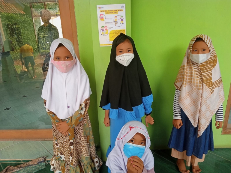 post-edukasi-para-santri-menggunakan-masker-60fbc9ff15251078026c75c2.jpeg