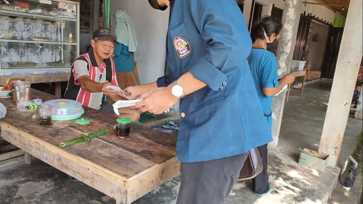 Pembagian masker kepada warga yang ada di Pasar. Sumber : Dok Pribadi