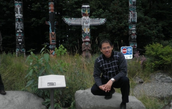 Berfoto dengan Latar Belakang Patung Kayu di Stanley Park Vancouver | Koleksi Foto Iffat Mochtar
