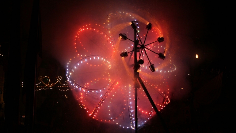 Roda Catherine (kembang api). Sumber: https://en.wikipedia.org/wiki/Catherine_wheel_(firework)