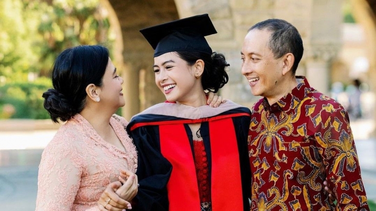 Potret Wisuda Maudy Ayunda bersama Orang Tua di Stanford University (Sumber; Instagram Maudy Ayunda)