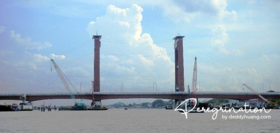 Jembatan Ampera Palembang (sumber : deddyhuang.com)