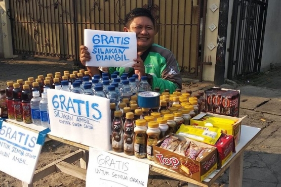 Sunandi (39), seorang driver ojek online yang membagikan makanan dan minuman gratis di Kecamatan Tebet, Jakarta Selatan.(Facebook: Sunandi via KOMPAS.com)