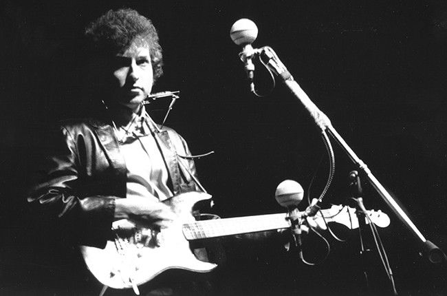 Bob Dylan dengan gitar elektriknya di Newport Folk Festival tahun 1965. Sumber: www.billboard.com