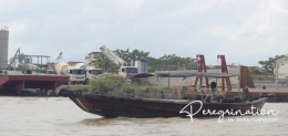 Perahu ketek ini siap mengantar kamu berwisata (sumber : deddyhuang.com)