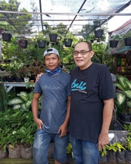 Dul (kiri) penjual tanaman di kawasan Serab Depok Jawa Barat. (Foto: Norman Meoko)
