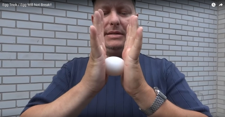 Tidak mungkin memecahkan telur dengan cara ini. Tangkapan layar dari: https://www.youtube.com/watch?v=Da6kid2RdM4