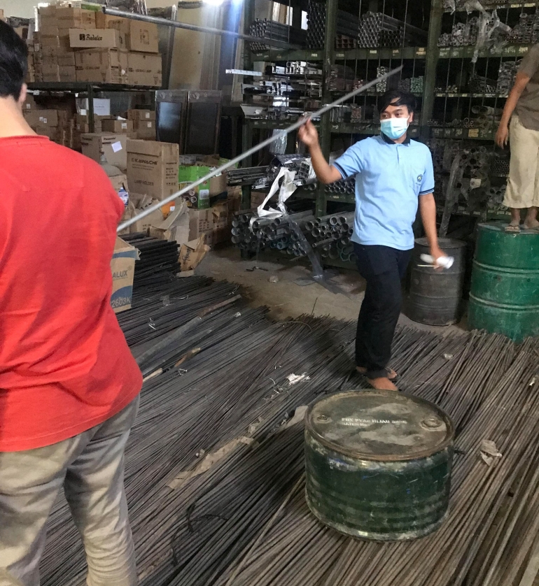 Proses pembelian material kerangka ring basket yang dilakukan mahasiswa KKN UM