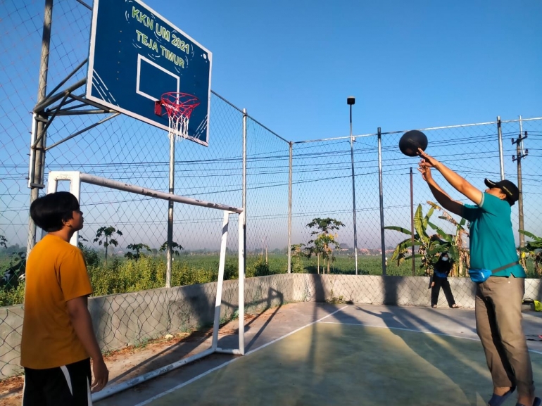 Penambahan fasilitas olahraga basket di Desa Teja Timur