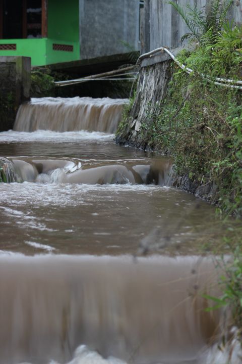 samping rumah yang keruh saat hujan datang dan penambangan pasir yang marak (Foto Joko Dwatmoko )